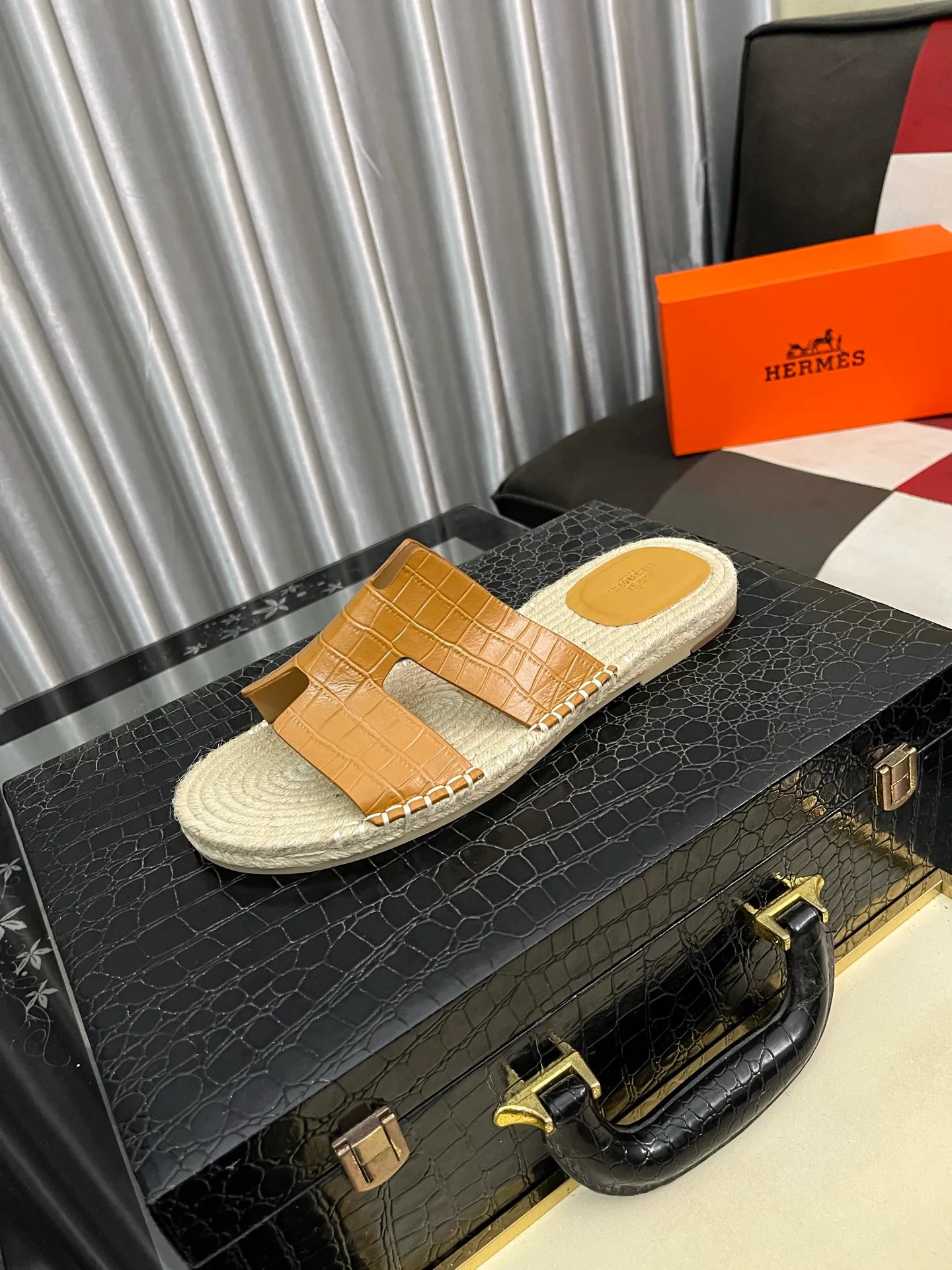 Men's shoes 💰340⌚️⌚️《HERMES》Hermes 💁♂️Men's casual slippers, compare the quality at the counter🧚🏿♂️ The upper layer has a stone pattern with clear texture, showing high-end, high-end, comfortable to wear and versatile. Purely hand-pulled, raw rubber breathable outsole, breathable and comfortable lambskin lining, 100% comfortable density, original rubber outsole wear-resistant code number 38-44. Can be customized 45-46-47